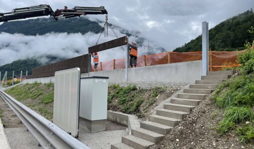 Assembly of noise protection walls A10 near Golling