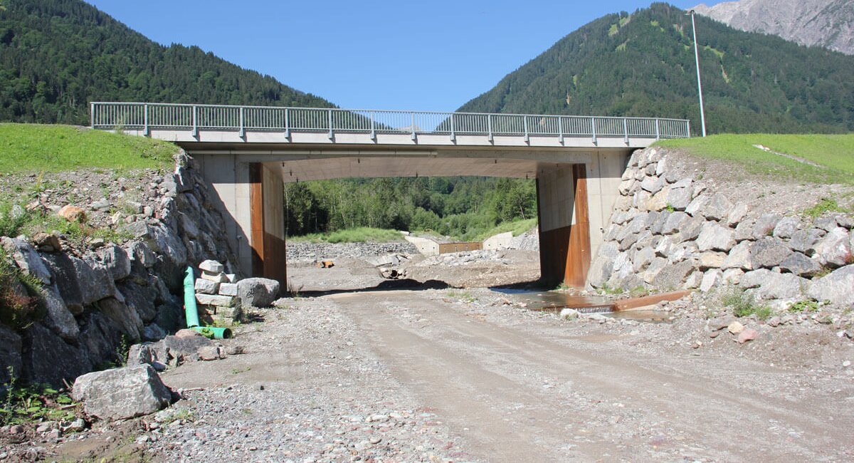 New building torrent barrier, bridges und reallocation L83 Rellsbach