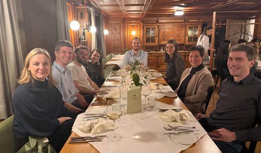 Jovial gathering amiko bau consult in Roessle Braz (A)