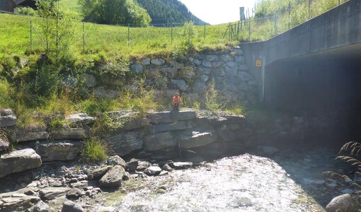 Brückenprüfer der Firma amiko bau consult bei der Arbeit