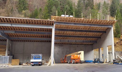Neue Lagerfläche mit Holzüberdachung bei Erhart Holz